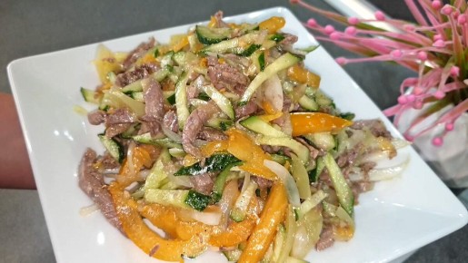 Сочный салат без майонеза: полезный и вкусный рецепт