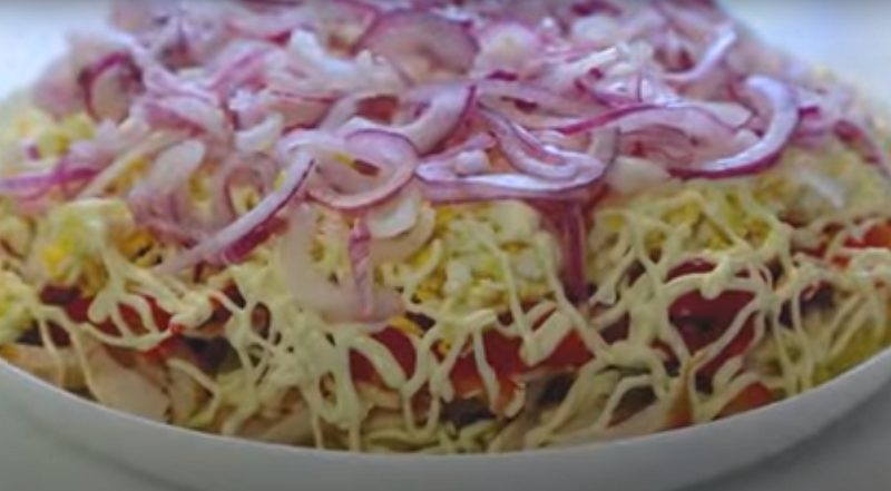 Праздничный салат, который поразит гостей простотой и вкусом