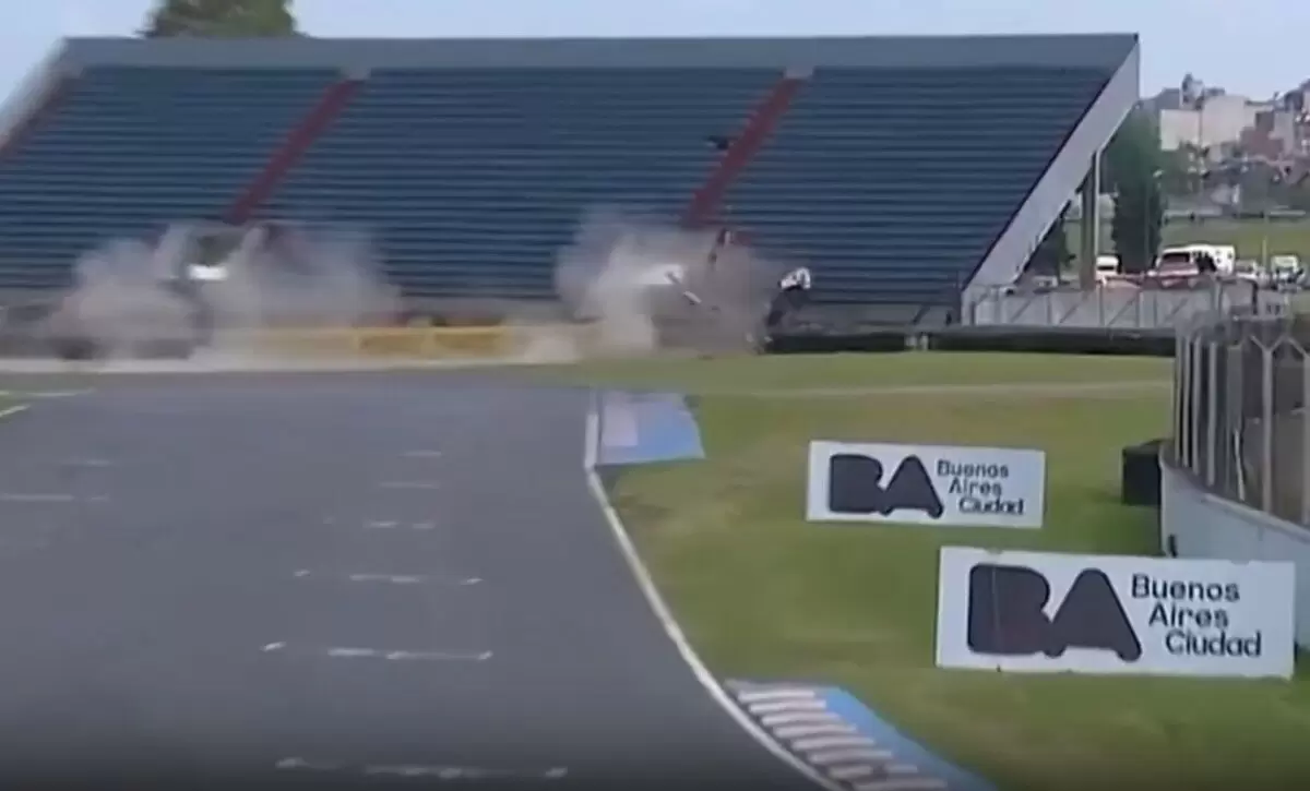 Драматичное столкновение на гонках Top Race в Буэнос-Айресе