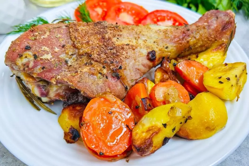 Запеченная голень индейки с картошкой: простое и вкусное семейное блюдо