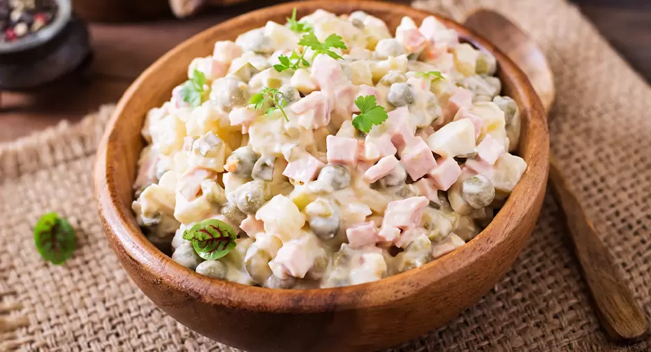 Как выбрать ингредиенты для праздничных салатов и избежать проблем со здоровьем