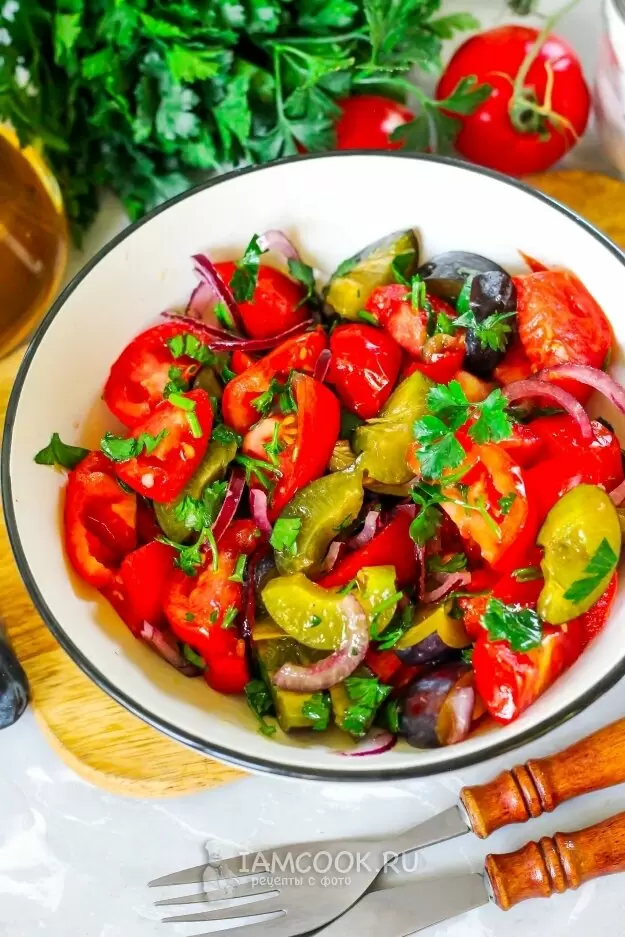 Салат с помидорами и сливами: яркое решение для любого ужина