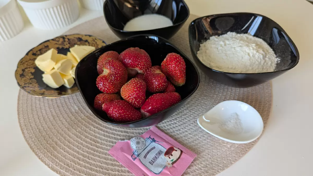 Летний крамбл с клубникой: нежный десерт за 20 минут