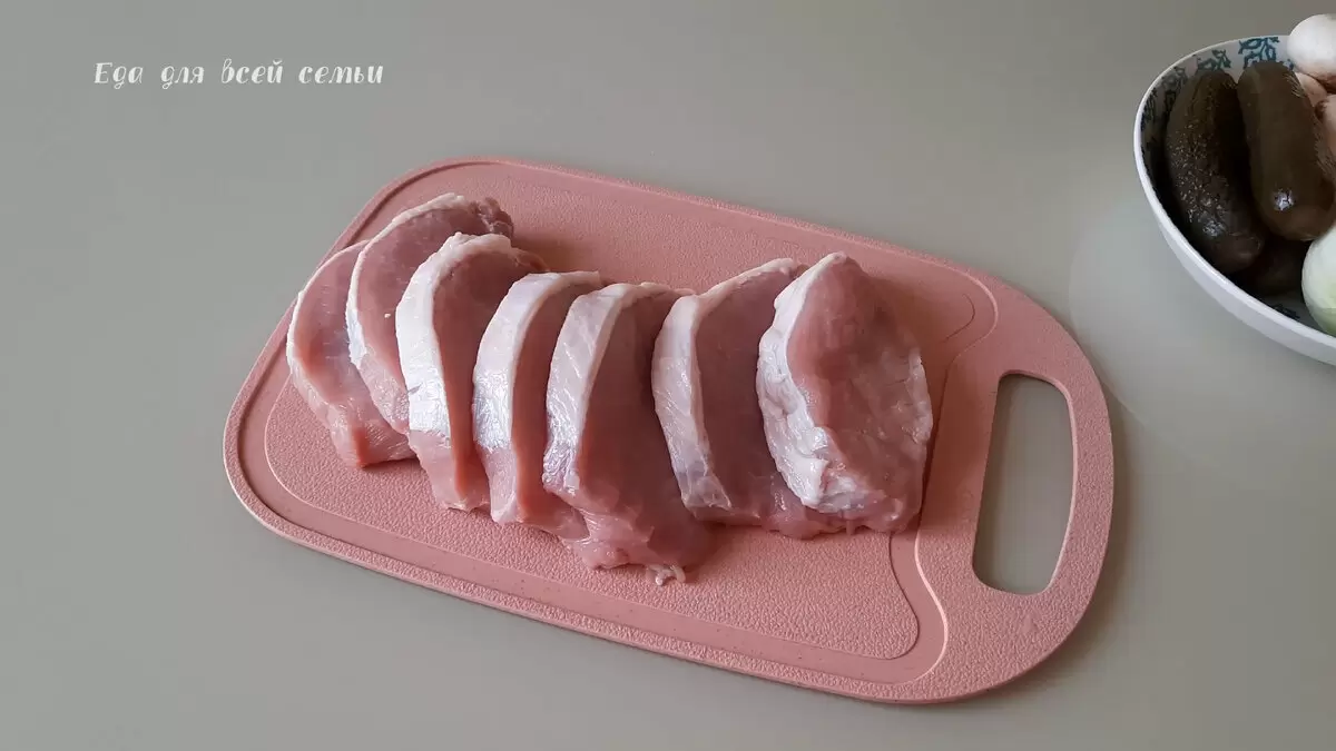 Сочный ужин за 40 минут: простая свинина с огурцами и грибами