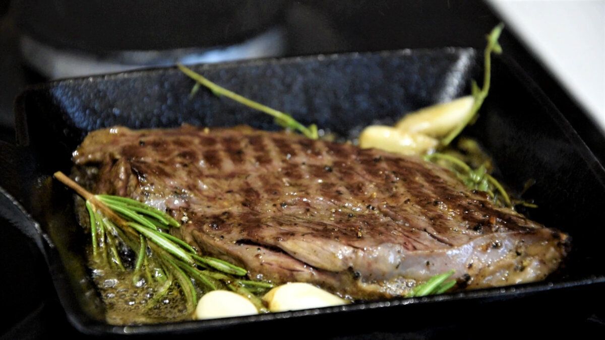 Секреты идеальной жарки: как приготовить сочное мясо утки, говядины и курицы