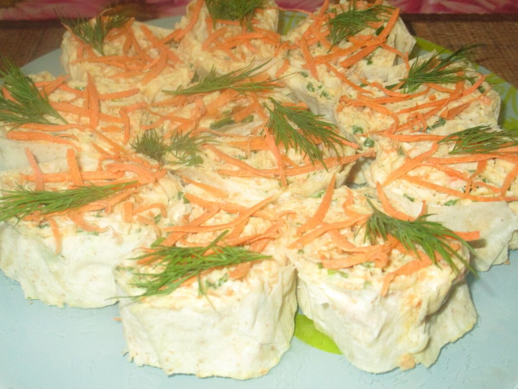 Вкусные воспоминания: рулетики из лаваша с сырной намазкой