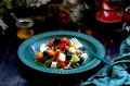 Яркий салат из печеных перцев с фетой и орехами