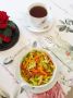Яркий салат ромен с разноцветными перцами